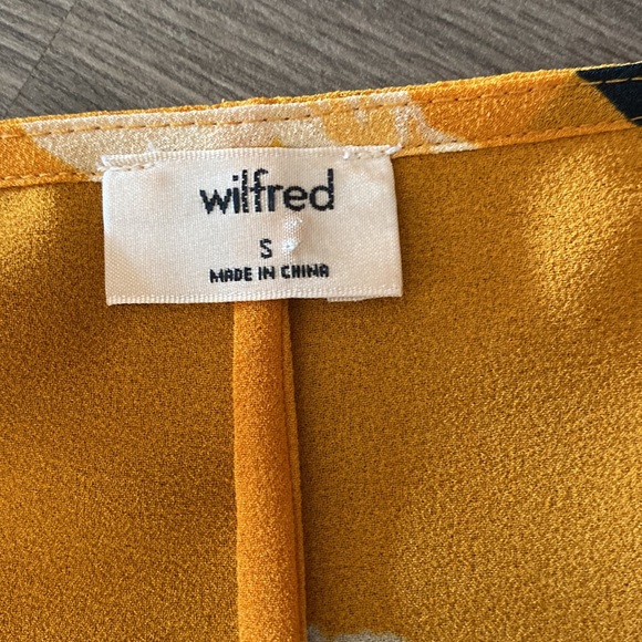 Aritzia WILFRED Lilia Floral Wrap Blouse with Ties available in S and L - Picture 7 of 16